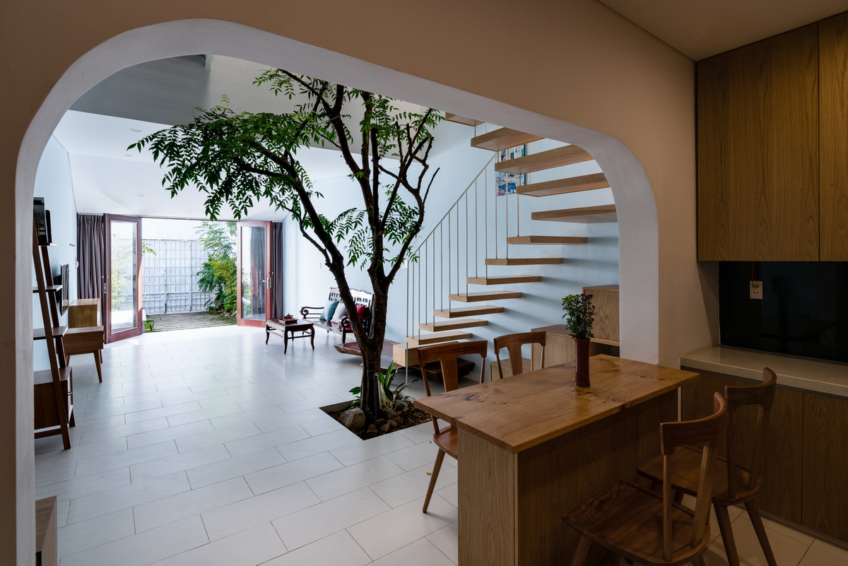 Toàn bộ không gian sinh hoạt của ngôi nhà được quy hoạch lại một cách khoa học. Phòng khách mở rộng hơn nhờ cách bày trí nội thất hợp lý. Ảnh: Quang Đàm