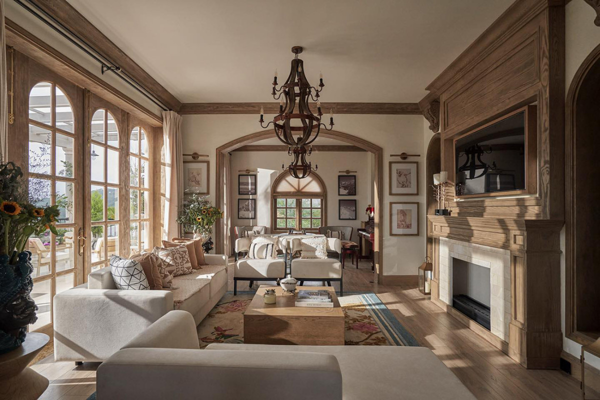 Phòng khách trang bị nội thất cao cấp, mang phong cách châu Âu. Ảnh: FB Hoa hậu Thu Hoài