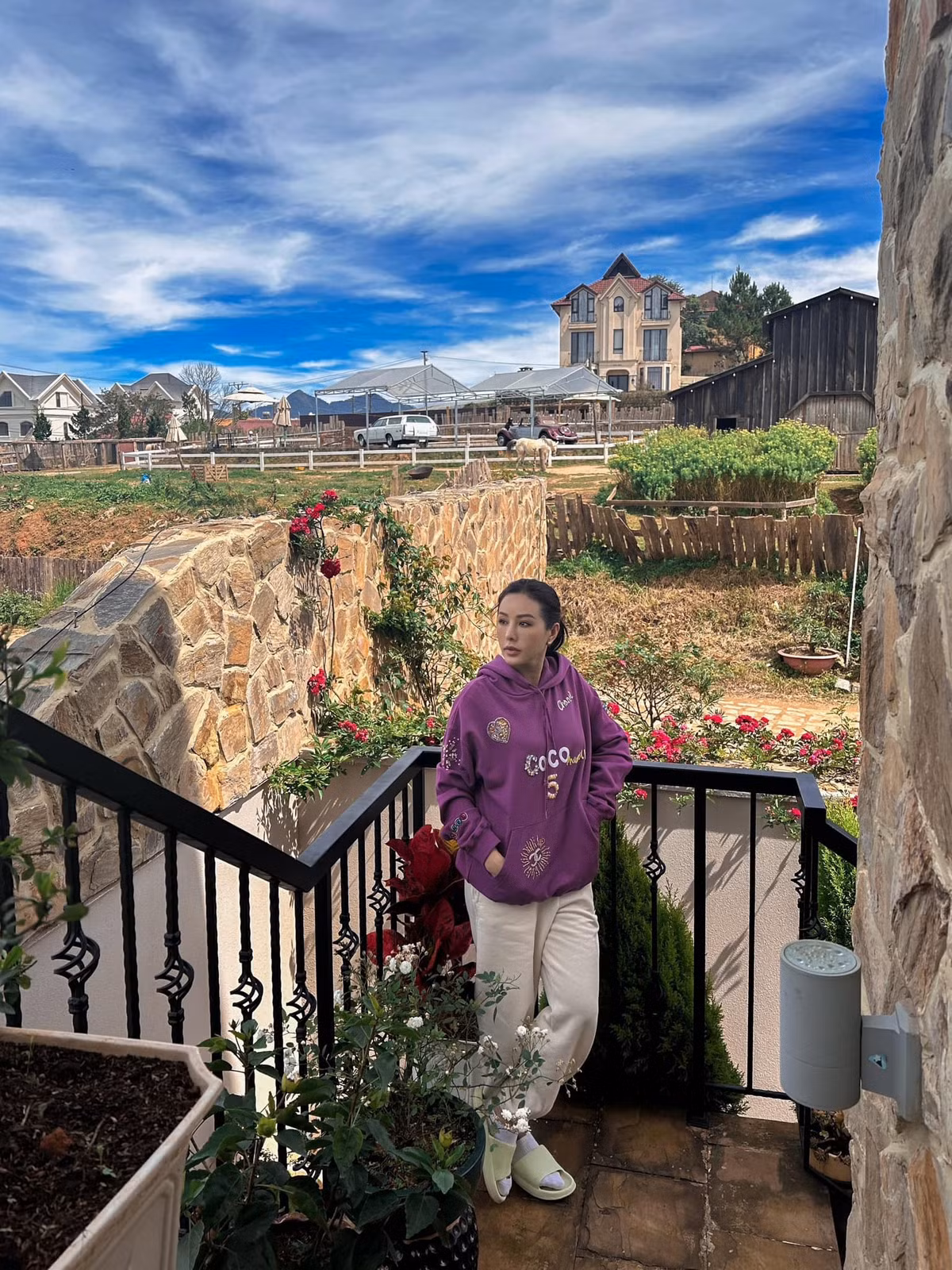 Biệt thự của Hoa hậu Thu Hoài nằm trên một khoảng đồi vắng, tầm nhìn hướng về đỉnh Lang Biang, gần một sân khấu ca nhạc nổi tiếng ở Đà Lạt. Ảnh: FB Hoa hậu Thu Hoài