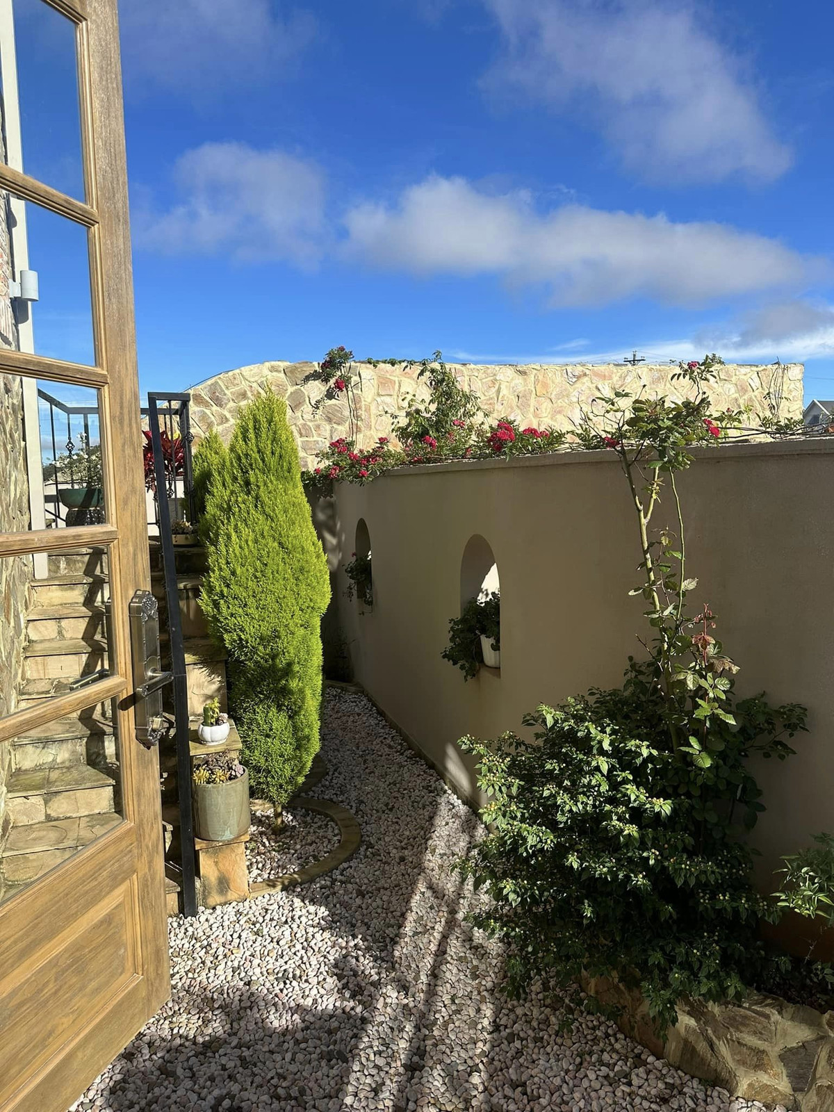 Sân vườn có quang cảnh không khác những khu dinh thự ở nước ngoài. Ảnh: FB Hoa hậu Thu Hoài