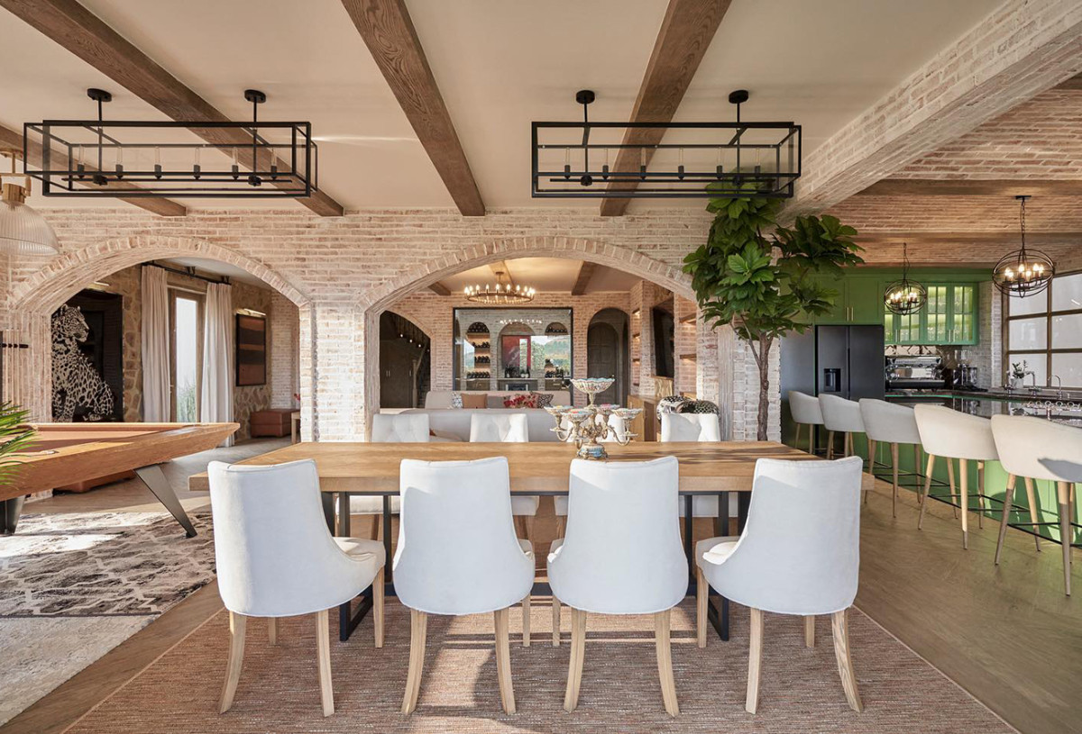 Biệt thự có hai phòng bếp thông với phòng ăn, trang bị đầy đủ thiết bị cao cấp nhập khẩu. Ảnh: FB Hoa hậu Thu Hoài