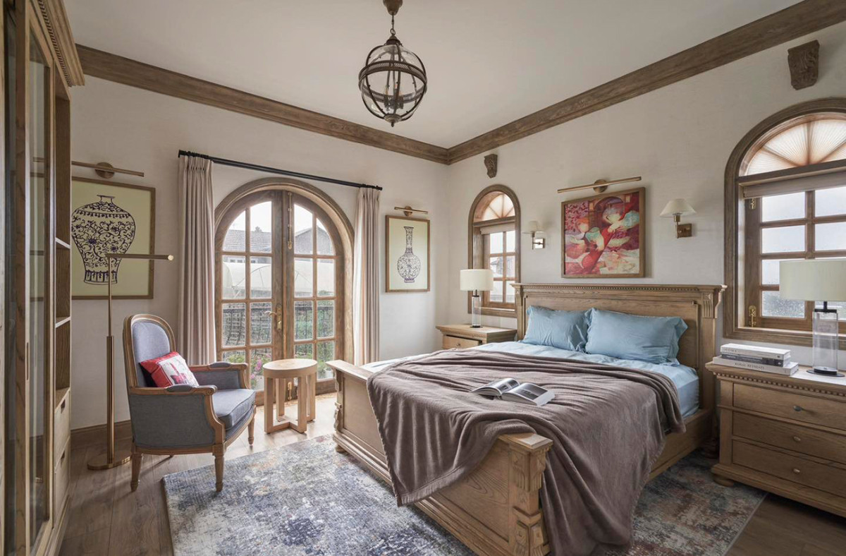 5 phòng ngủ mang phong cách cổ điển kết hợp hiện đại, thiết kế nhiều cửa kính để tận dụng tối đa ánh sáng. Ảnh: FB Hoa hậu Thu Hoài