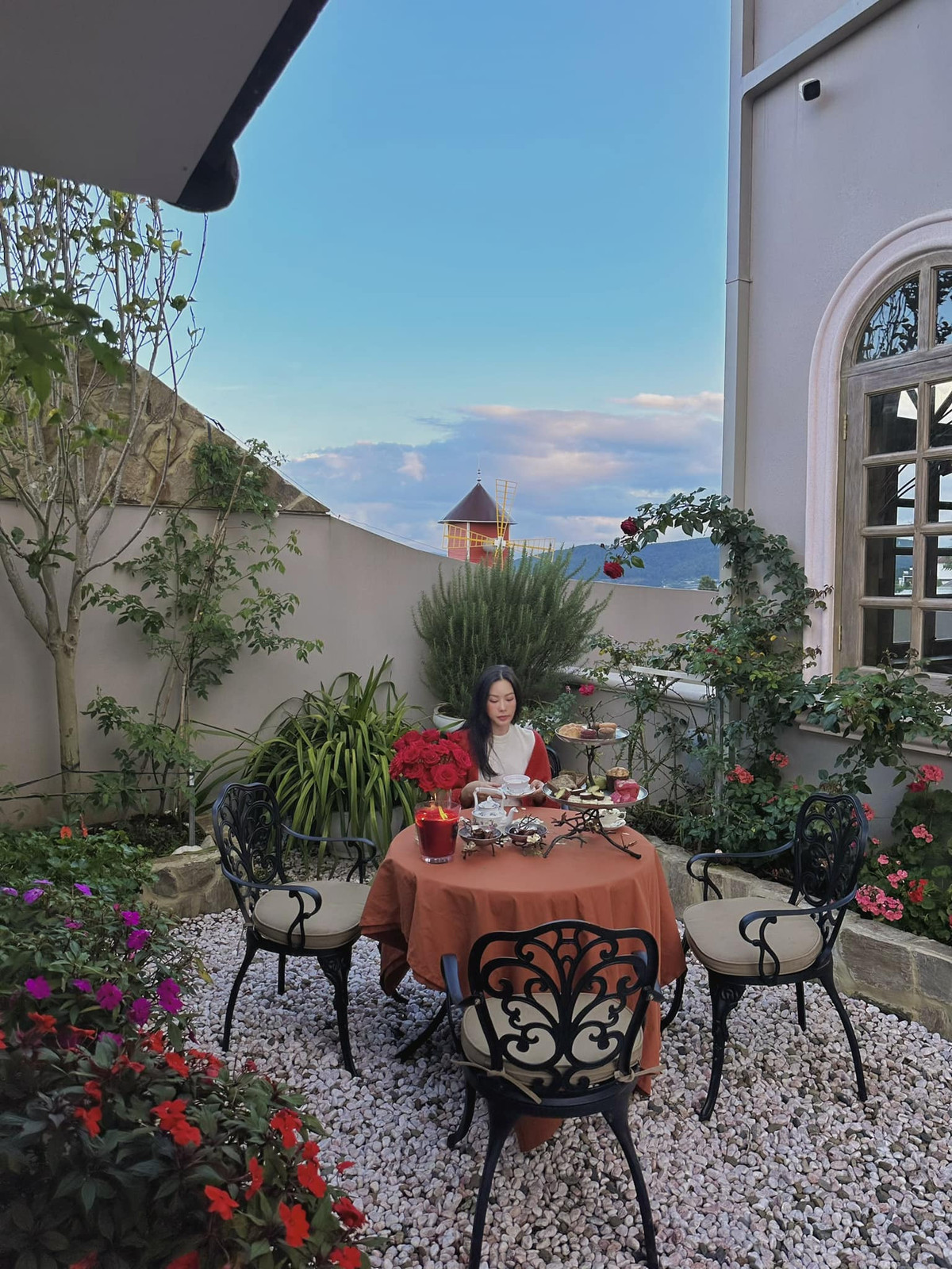 Góc trà chiều bên ngoài với khung cảnh thơ mộng. Ảnh: FB Hoa hậu Thu Hoài