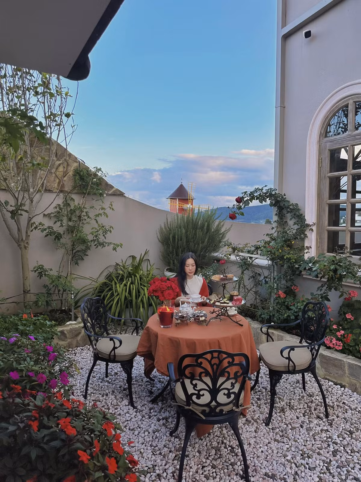 Góc trà chiều bên ngoài với khung cảnh thơ mộng. Ảnh: FB Hoa hậu Thu Hoài