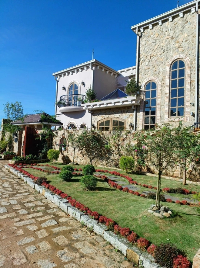 Hoa hậu Thu Hoài sở hữu căn biệt thự mang phong cách châu Âu, được nhiều người nhận xét như tòa lâu đài trên đồi ở Đà Lạt. Ảnh: FB Hoa hậu Thu Hoài