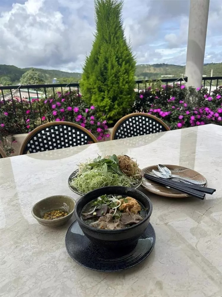 Từ những bức hình Thu Hoài chia sẻ trên trang cá nhân, tầm nhìn từ tòa dinh thự được nhiều người nhận xét “đẹp đến nao lòng”. Ảnh: FB Hoa hậu Thu Hoài