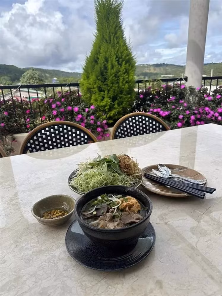 Từ những bức hình Thu Hoài chia sẻ trên trang cá nhân, tầm nhìn từ tòa dinh thự được nhiều người nhận xét “đẹp đến nao lòng”. Ảnh: FB Hoa hậu Thu Hoài