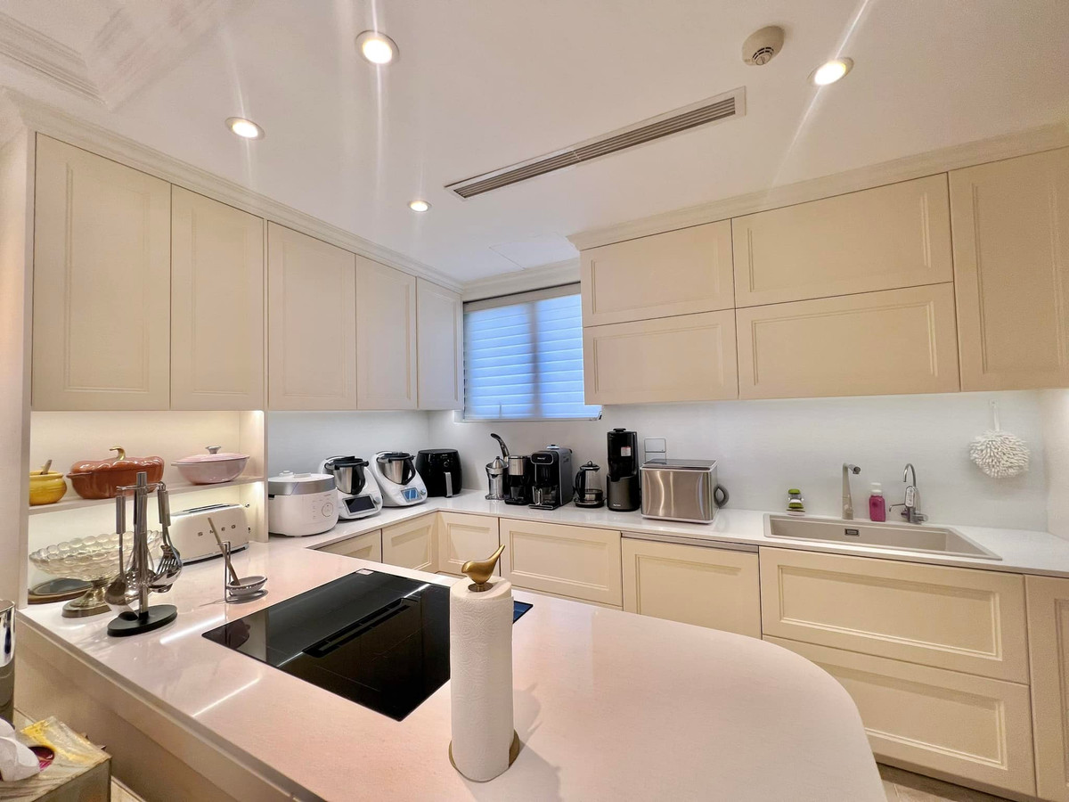 Tủ bếp kịch trần, phân bổ mỗi ô đựng một nhóm dụng cụ/thiết bị nên rất dễ tìm và bảo quản. Ảnh: FB Nguyen Diep Chi