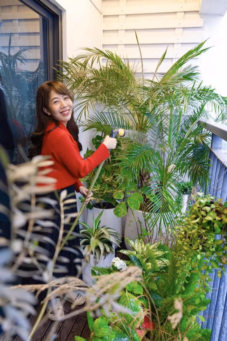 Ban công nhỏ nhưng trồng đủ loại cây xanh. Ảnh: FB Nguyen Diep Chi