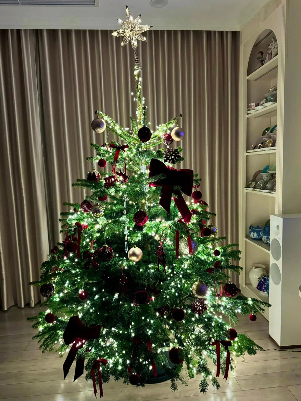 Đồ trang trí màu đỏ velvet và vàng gold lấp lánh khá hợp. Ảnh: FB Nguyen Diep Chi