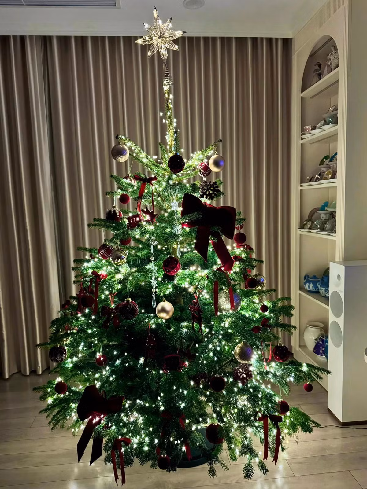 Đồ trang trí màu đỏ velvet và vàng gold lấp lánh khá hợp. Ảnh: FB Nguyen Diep Chi