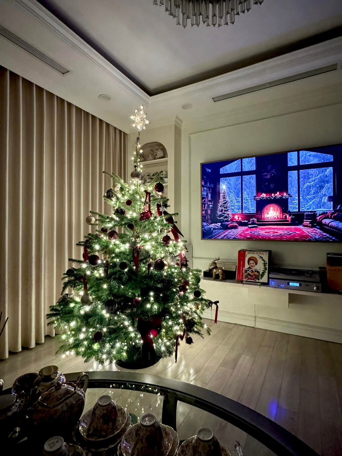 Cây thông sáng bừng một góc nhà. Ảnh: FB Nguyen Diep Chi