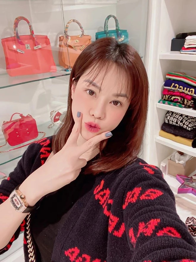 Căn phòng được thiết kế nhiều tủ kính để trưng bày túi xách. Ảnh: FB Đào Lan Phương