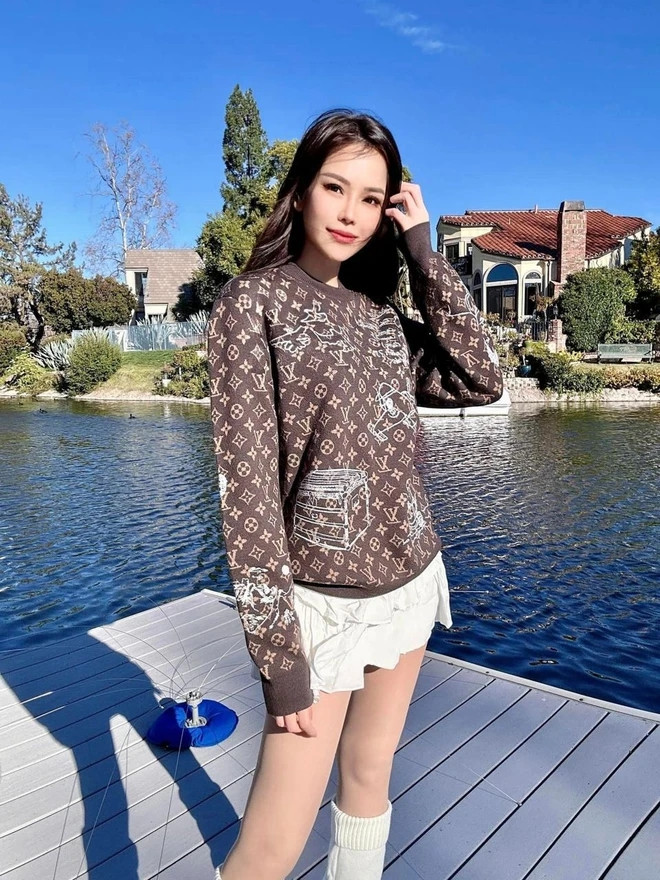 Nhìn những bức ảnh này nhiều người có thể nghĩ Lan Phương đang đi nghỉ dưỡng ở resort nào đó chứ không phải chỉ thả dáng tại nhà. Ảnh: FB Đào Lan Phương