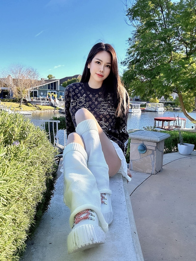 Chỉ cần ra trước nhà thả dáng là Lan Phương có ngay ảnh đẹp. Ảnh: FB Đào Lan Phương