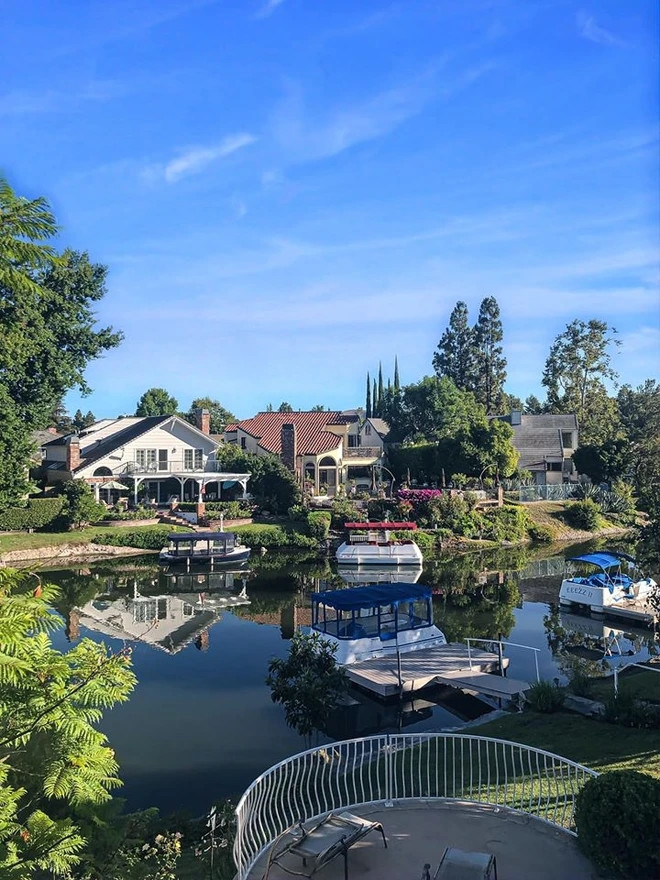 Đáng chú ý, biệt thự của con dâu tỷ phú Hoàng Kiều có view nhìn thẳng ra hồ nước, cây xanh phủ xanh vô cùng tươi mát. Ảnh: FB Đào Lan Phương