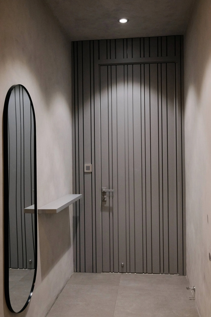 Lối vào các không gian riêng tư sử dụng màu xám lạnh. Ảnh: Happynest