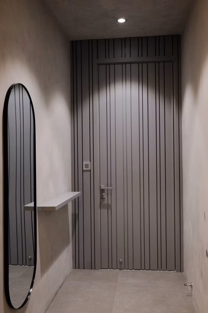 Lối vào các không gian riêng tư sử dụng màu xám lạnh. Ảnh: Happynest