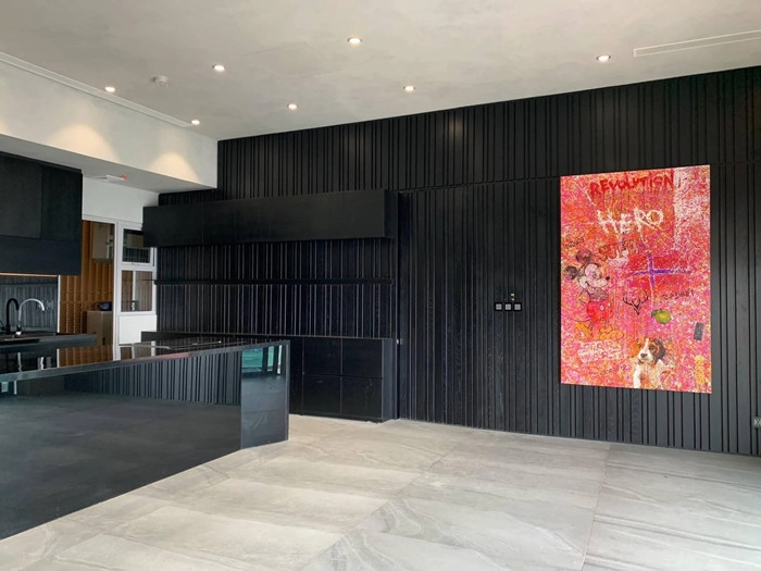 Toàn bộ căn nhà sử dụng tông màu đen bí ẩn nhưng sang chảnh. Ảnh: Happynest