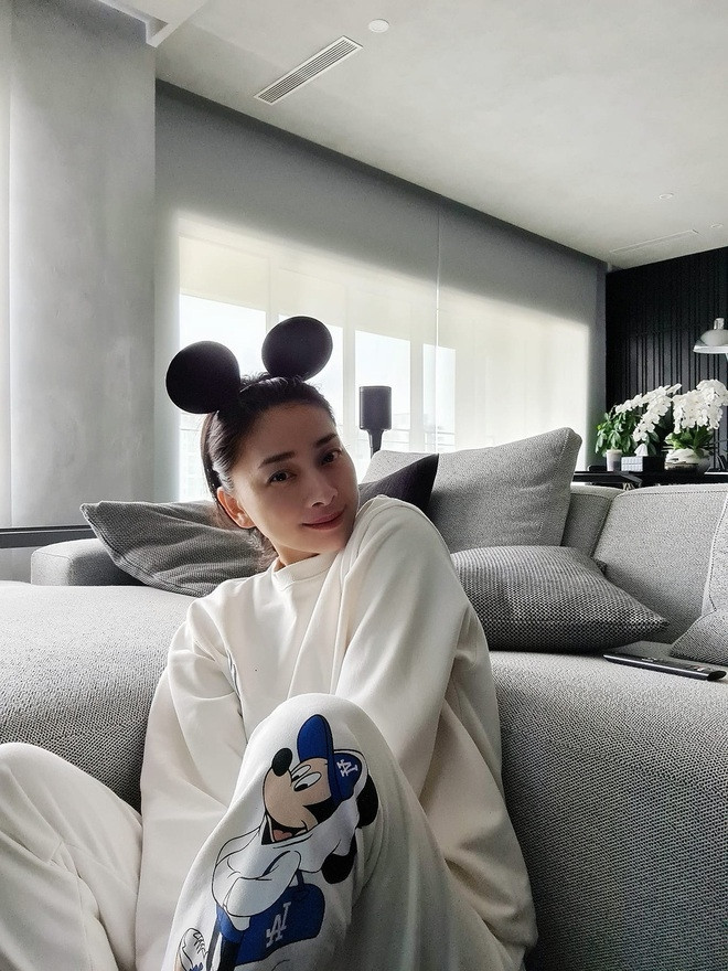 Phòng khách hiện đại với bộ sofa lớn. Ảnh: FBNV