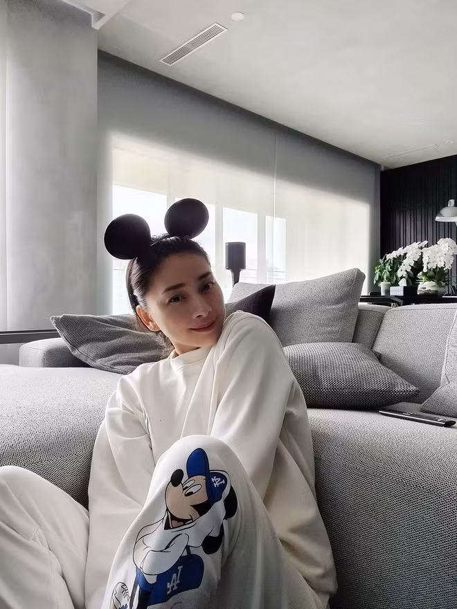 Phòng khách hiện đại với bộ sofa lớn. Ảnh: FBNV