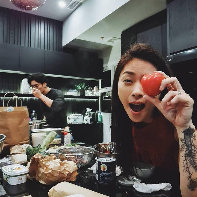 Cặp đôi hiện sống trong căn hộ cao cấp tại quận 2 (TP HCM). Ảnh: FBNV