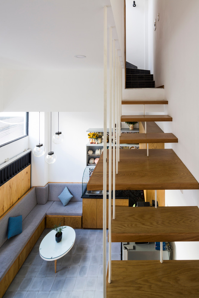Trong giới hạn tầng cao cho phép, nhóm thiết kế tính toán để căn nhà có 3 tầng và 1 sân thượng. Do vậy cầu thang đóng vai trò sợi chỉ xuyên suốt trong nhà phố. Ảnh: Hiroyuki Oki , Thiết Vũ