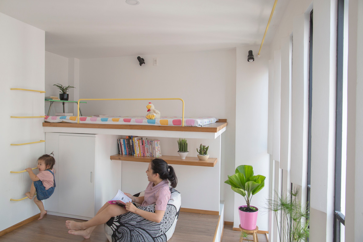 Tường nhà sơn màu trắng để tạo cảm giác rộng rãi, thoáng đãng. Ảnh: Hiroyuki Oki , Thiết Vũ