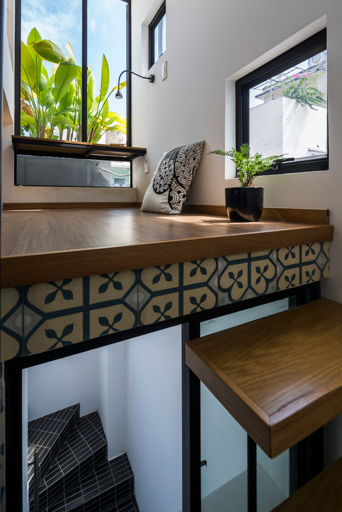 Với diện tích khiêm tốn 18m2, việc mở rộng không gian lên cao là lựa chọn tối ưu. Ảnh: Hiroyuki Oki , Thiết Vũ