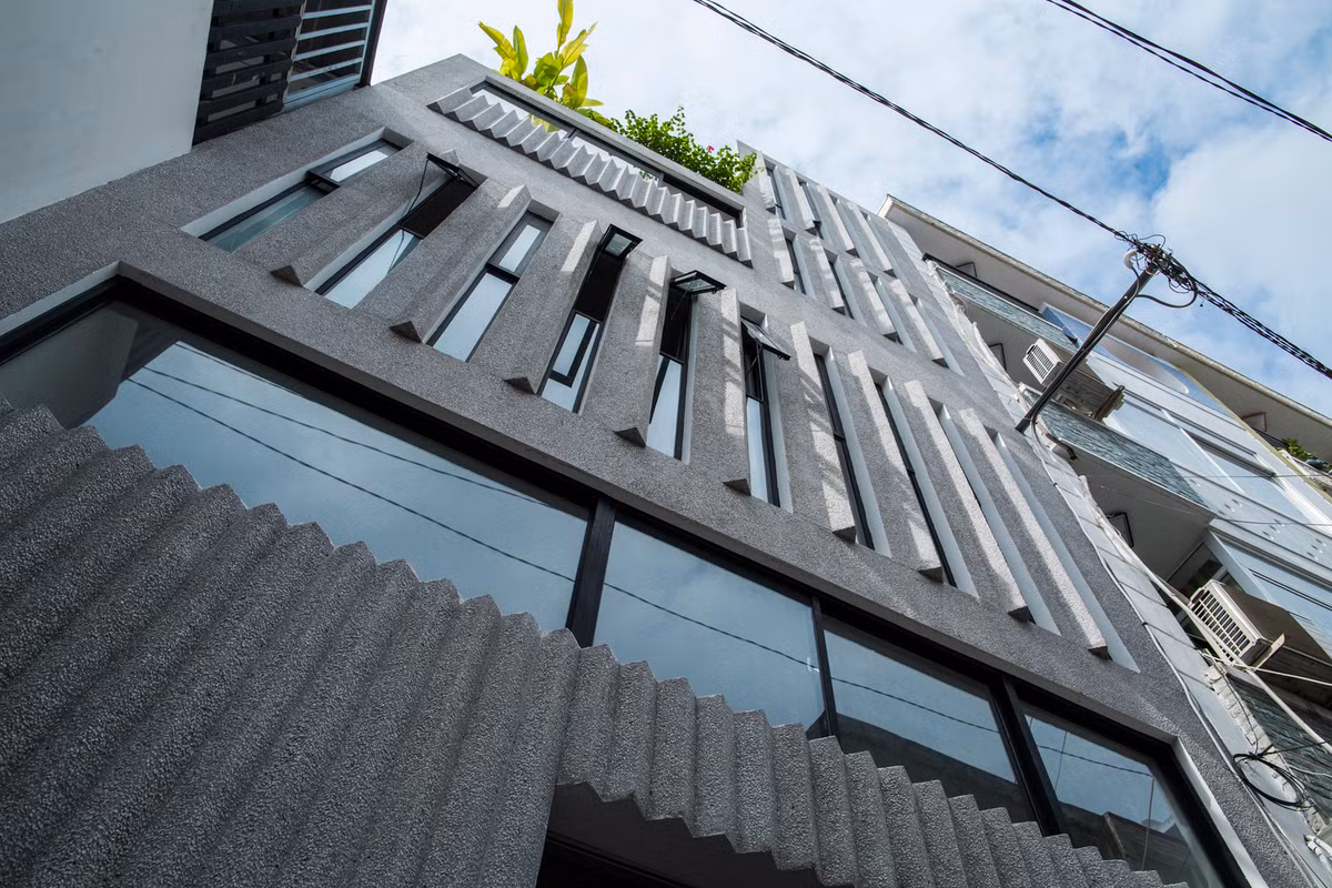 Giải pháp tường xi măng xốp tổ ong và hình khối tam giác giúp tránh nắng và hấp nhiệt cho nhà phố. Ảnh: Hiroyuki Oki , Thiết Vũ