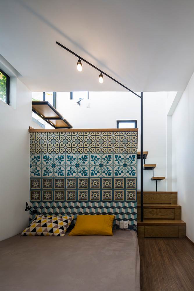 Gầm cầu thang được tận dụng để làm các kho chứa đồ, giường tầng cho bé hay tủ sách thông minh và tiện lợi. Ảnh: Hiroyuki Oki , Thiết Vũ