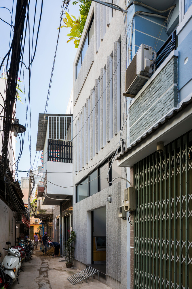 Nằm trong một con hẻm cụt yên tĩnh tại TP HCM, ngôi nhà thuộc sở hữu của một cặp vợ chồng trẻ và một đứa con. Ảnh: Hiroyuki Oki , Thiết Vũ
