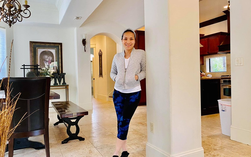 Bên trong biệt thự của Hồng Ngọc sử dụng nội thất gỗ phong cách cổ điển mang đến sự sang trọng. Ảnh: FBNV