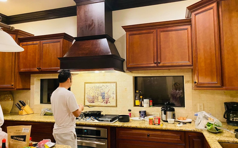 Khu bếp được trang bị nội thất tiện nghi. Ảnh: FBNV