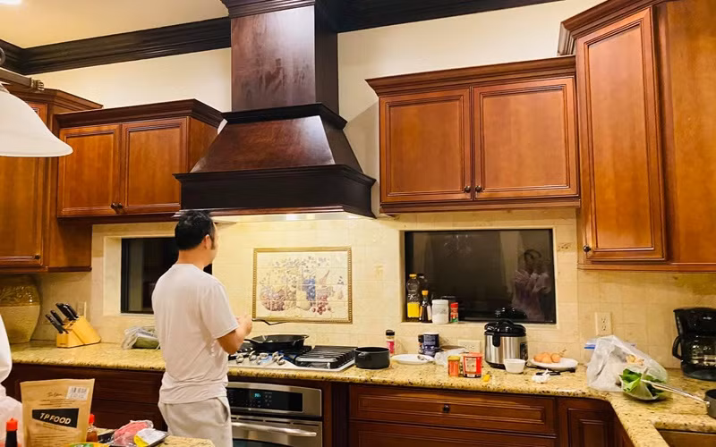 Khu bếp được trang bị nội thất tiện nghi. Ảnh: FBNV