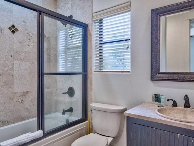 Phòng tắm rộng rãi, treo nhiều gương vừa tạo tính thẩm mỹ, vừa nới rộng không gian. Ảnh: FBNV