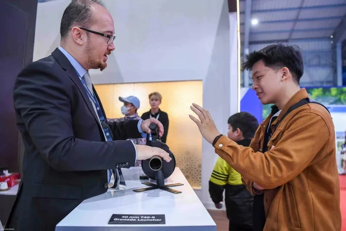 Nguyễn Huy Phúc, sinh viên Trường Đại học Thương mại có mặt từ sáng sớm để xếp hàng vào tham quan triển lãm. Thanh niên trẻ đã trải nghiệm tất cả các loại súng trưng bày tại Triểm lãm và dành thời gian trao đổi với đại diện các gian hàng để hiểu thêm về các loại vũ khí đang được trưng bày tại đây.