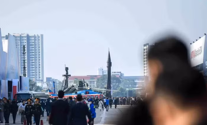 Nhiều vật phẩm, vũ khí, trang thiết bị thuộc các quốc gia khác nhau được giới thiệu tại Triển lãm.