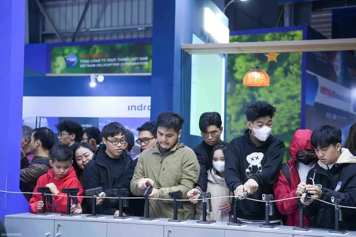 Khách tham quan có cơ hội trải nghiệm bắn nhiều loại súng như súng ngắn, súng tiểu liên AK...