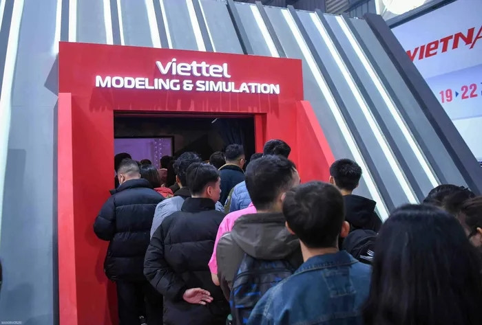 Khách tham quan xếp hàng vào trải nghiệm thực tế ảo.