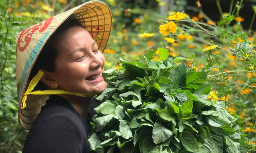 Hình ảnh đời thường giản dị trong vườn cho thấy niềm hạnh phúc của Kiều Trinh khi được sống giữa thiên nhiên. Ảnh: FB Nguyễn Kiều Trinh