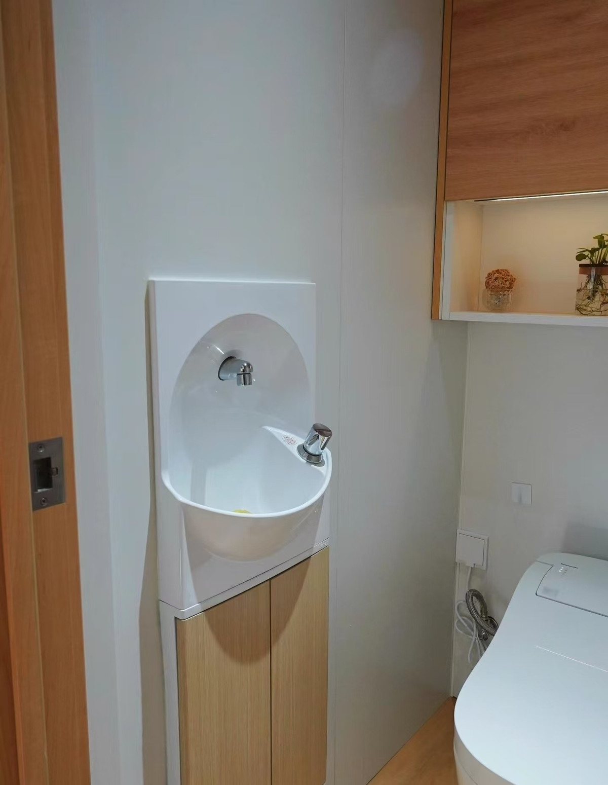 Để nhanh chóng rửa tay ngay sau khi đi vệ sinh, tránh phải di chuyển sang khu vực rửa mặt, trong phòng tắm ở Nhật Bản thường thiết kế thêm bồn rửa tay nhỏ ngay cạnh bồn cầu. Ảnh: Getty