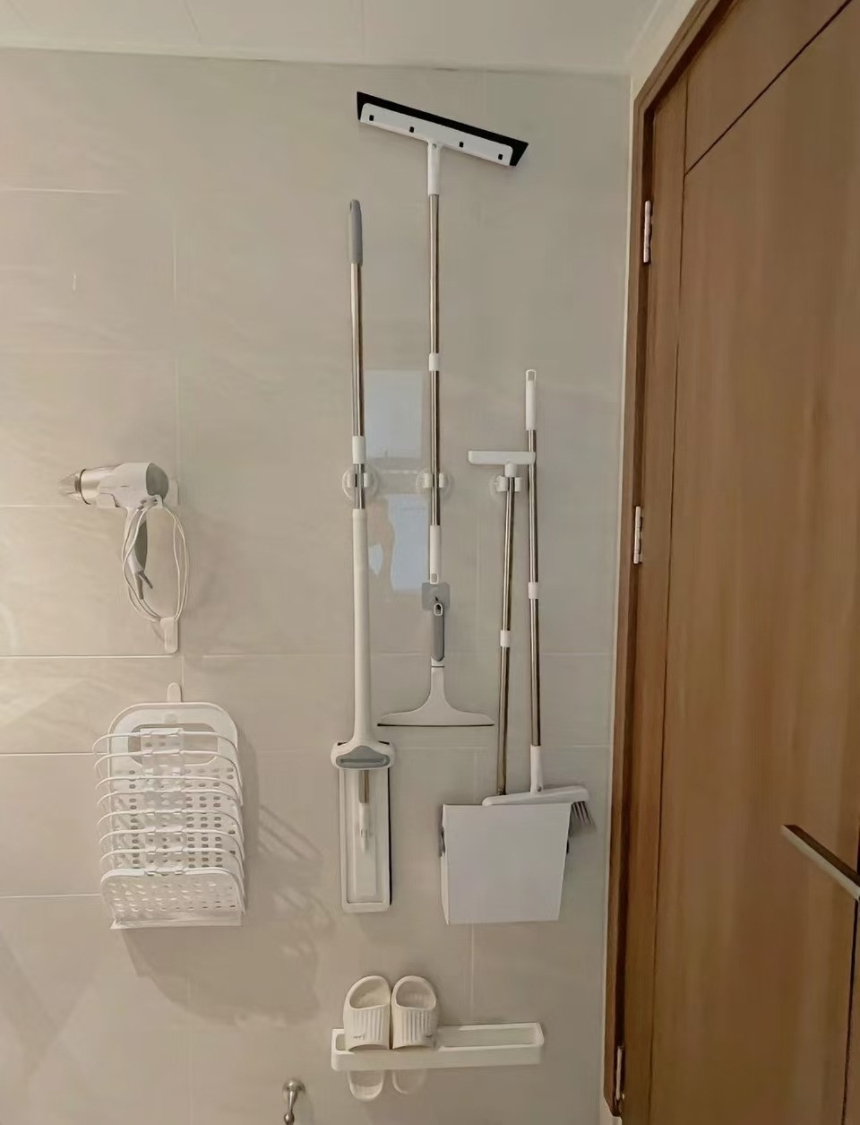 Người Nhật thường biến khu vực phía sau cửa phòng tắm thành một không gian lưu trữ gọn gàng. Ảnh: Toutiao