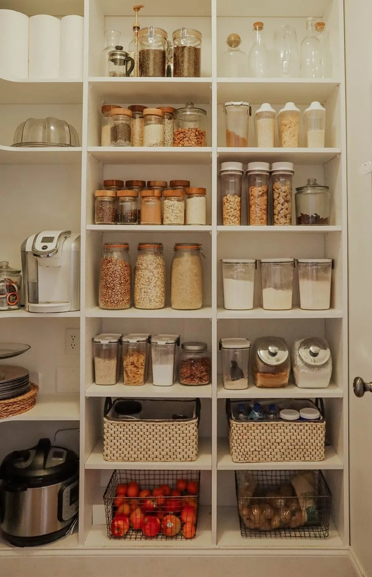 Trong văn hóa sinh hoạt của các gia đình Nhật Bản, đồ dùng (nhất là các loại nguyên liệu nhà bếp) thường loại bỏ bao bì sản phẩm. Họ thường sắp xếp mọi thứ một cách có trật tự vào các hộp đựng hoặc lọ, giúp mọi thứ luôn trong trạng thái gọn gàng. Ảnh: Getty