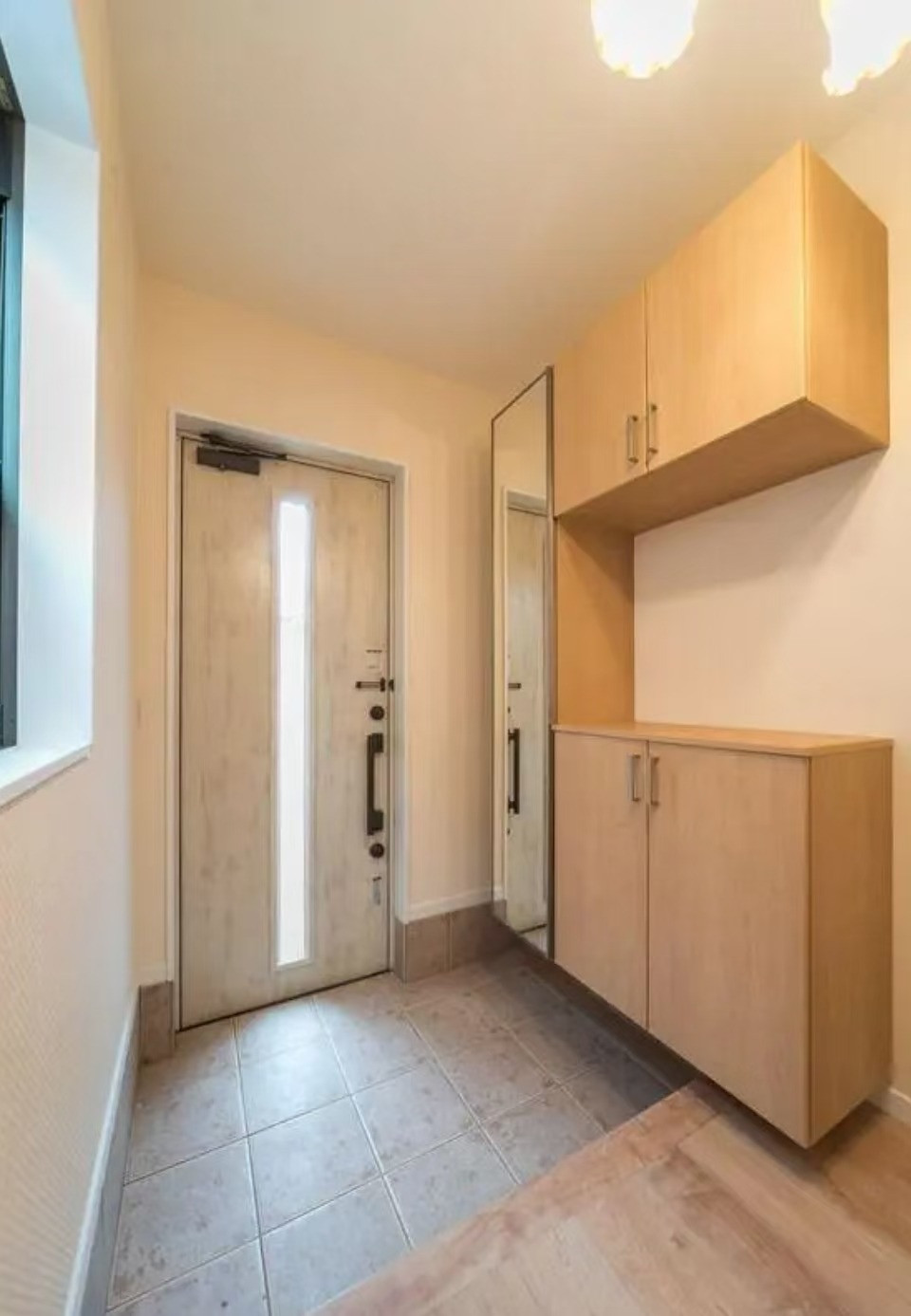 Việc hạ thấp khu vực cửa vào giúp ngăn bụi và tạo cảm giác phân tách không gian bên trong ngôi nhà. Đồng thời đóng vai trò làm nơi đựng giày, phần nền nhà cao hơn sẽ được dùng làm ghế ngồi, thuận tiện khi tháo và xỏ giày dép. Ảnh: Toutiao