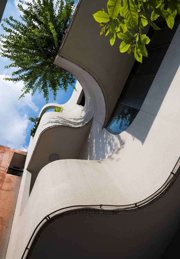 Nằm trên đường số 16, KP3, phường Hiệp Bình Chánh, quận Thủ Đức, TP HCM, ngôi nhà được thiết kế cho cặp vợ chồng trẻ và 3 con đang sinh sống và làm việc ở TP HCM. Ảnh: 6717 studio