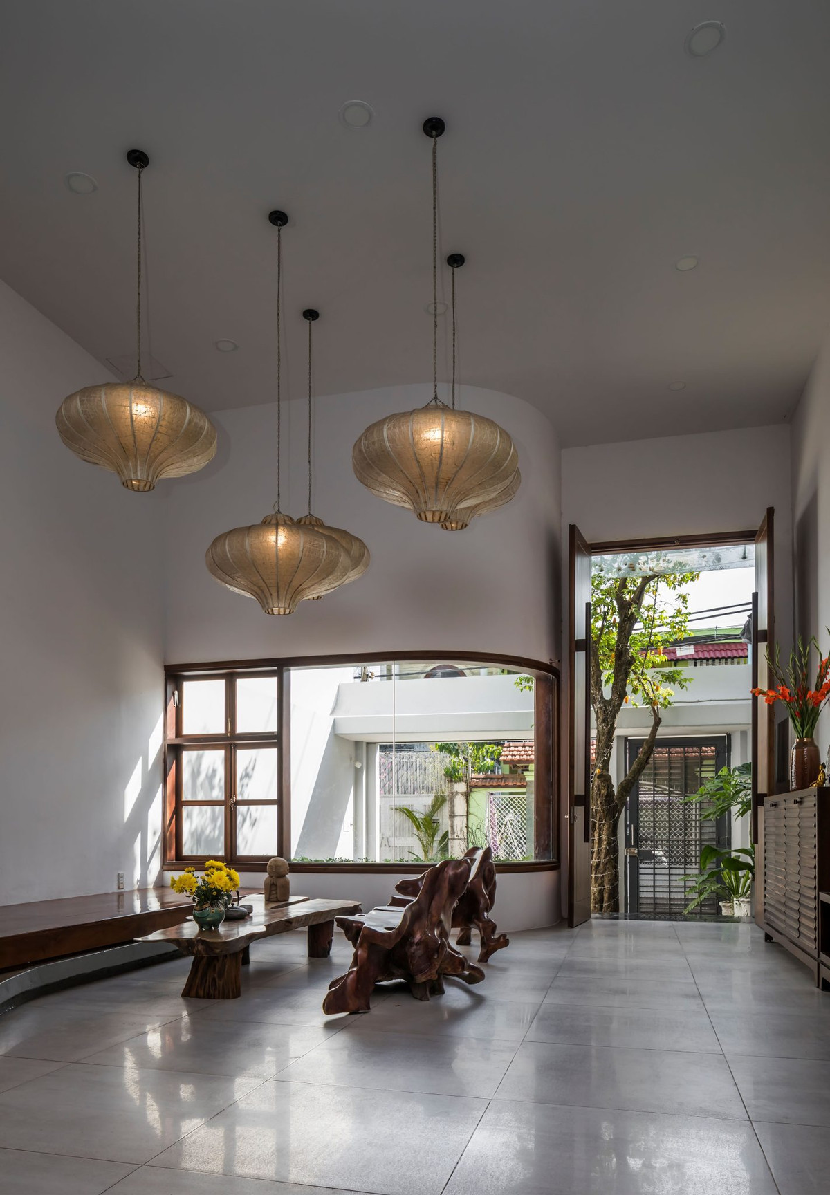 Các không gian trong nhà được liên kết chặt chẽ nhưng vẫn có những khoảng đệm giúp phân chia công năng rõ ràng. Ảnh: 6717 studio