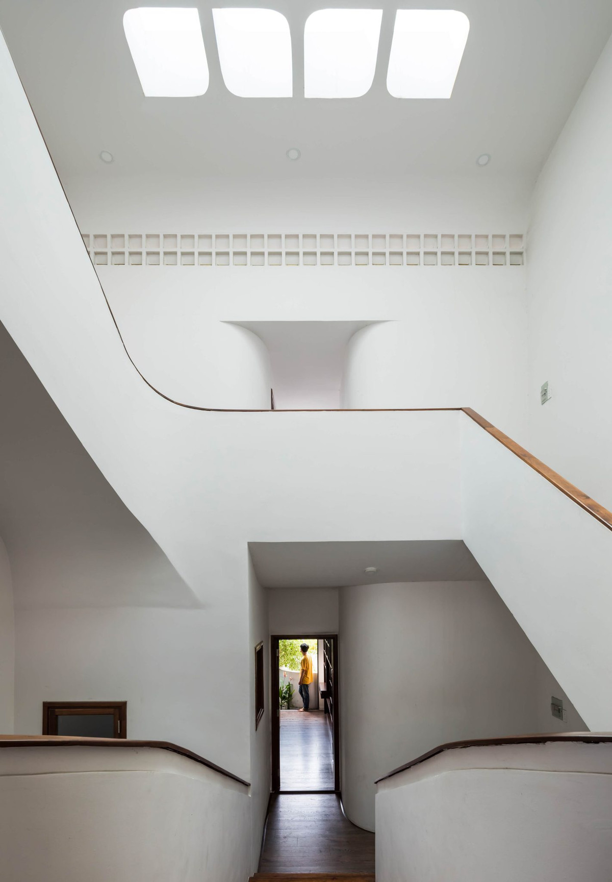 Những mảng tường cong nối tiếp nhau tạo ra góc nhìn thú vị. Ảnh: 6717 studio