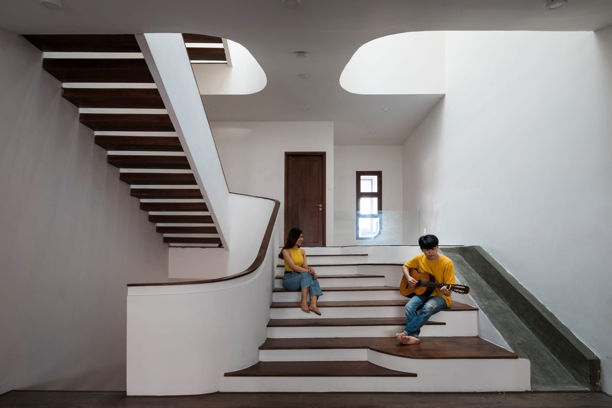 Những đường cong phá cách là điểm ấn tượng nhất của căn nhà. Kiến trúc sư khéo léo đặt những nét cong vào từng vị trí khác nhau, tạo nên một hình khối kiến trúc vững chắc nhưng vẫn đủ mềm mại, uyển chuyển. Ảnh: 6717 studio