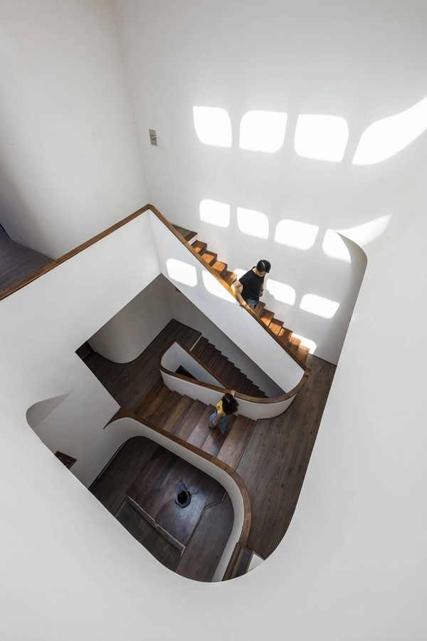 Khu vực cầu thang ấn tượng với những góc bo mềm mại nối tiếp nhau. Ảnh: 6717 studio